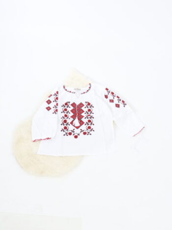 Ie traditionala fete cu ciucuri si broderie colorata.