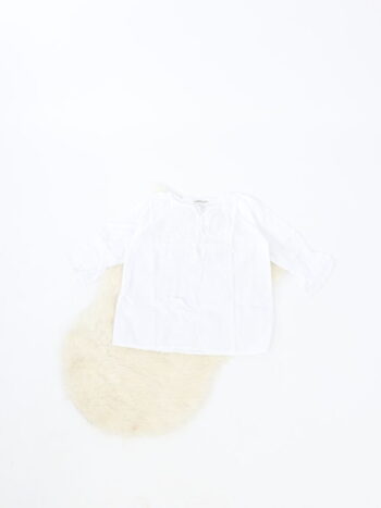 Ie traditionala fete cu ciucuri si broderie.