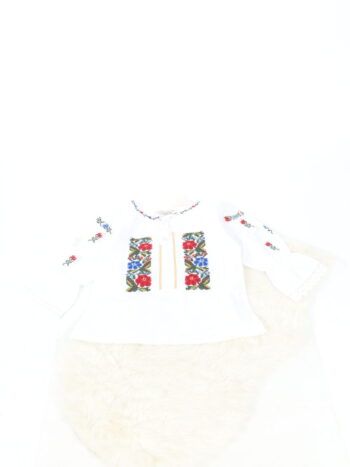 Ie traditionala fete cu ciucuri si broderie colorata.