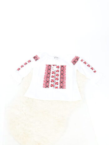 Ie traditionala fete cu ciucuri si broderie colorata.