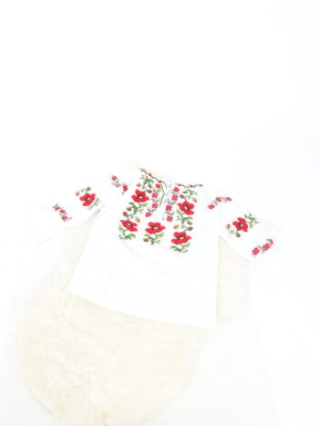 Ie traditionala fete cu ciucuri si broderie colorata.