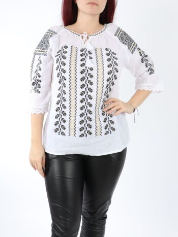 Ie traditionala dama cu maneca trei-sferturi, brodata pe panza alba de bumbac.