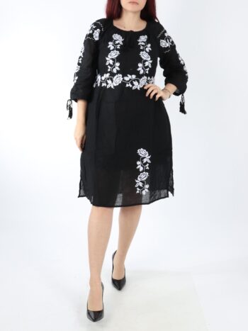 Rochie traditionala cu broderie si maneca trei sferturi.