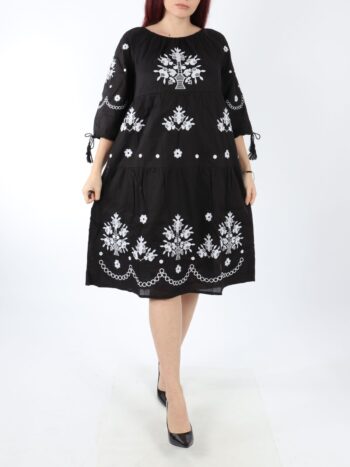 Rochie traditionala cu broderie si maneca trei sferturi.