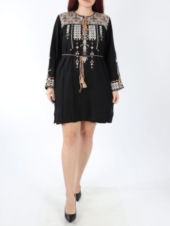 Rochie traditionala cu broderie si maneca lunga.