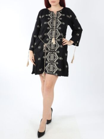 Rochie traditionala cu broderie, buzunare si maneca lunga.