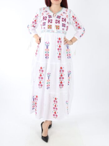 Rochie traditionala lunga cu broderie si maneca trei sferturi.