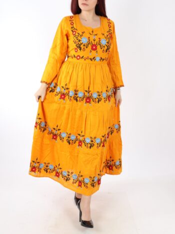 Rochie traditionala lunga cu broderie si maneca lunga.