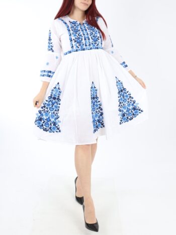 Rochie traditionala stil printesa cu broderie si maneca lunga.