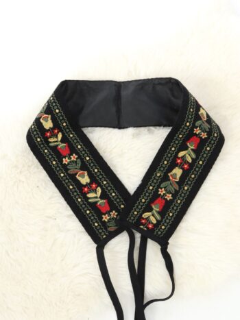 Brau traditional cu broderie colorata si inchidere prin siret.