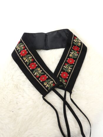 Brau traditional cu broderie colorata si inchidere prin siret.