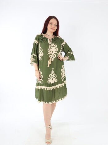 Rochie lejera cu print colorat si maneca trei sferturi.