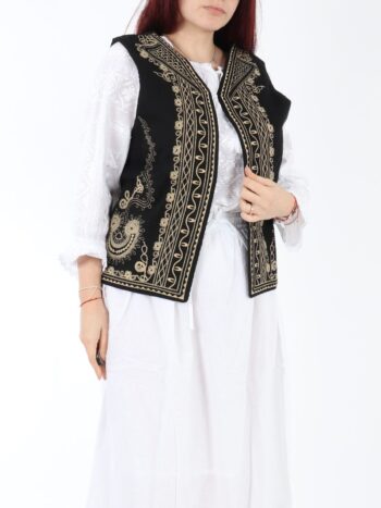 Vesta traditionala cu broderie motive colorate.