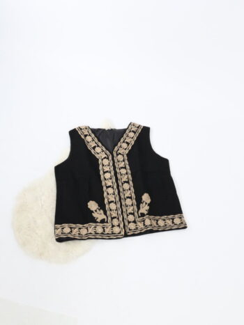 Vesta traditionala cu broderie motive colorate.