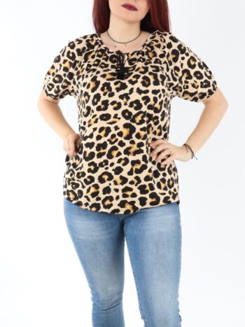 Bluza lejera cu print si maneca scurta.