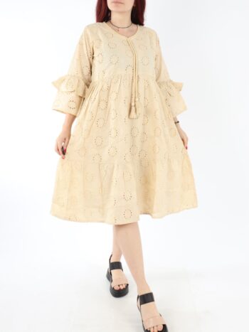 Rochie brodata din bumbac 100% cu siret reglabil si volanase.