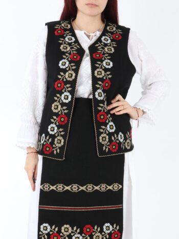 Vesta traditionala cu broderie motive colorate.