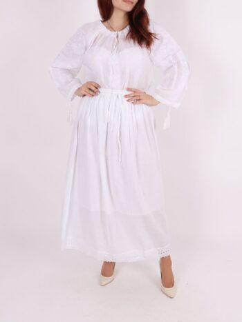 Setul contine ie si fusta traditionala cu broderie.