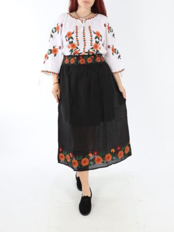 Setul contine ie si fusta traditionala cu broderie..