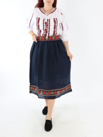 Setul contine ie si fusta traditionala cu broderie..