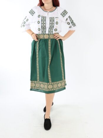 Setul contine ie si fusta traditionala cu broderie..