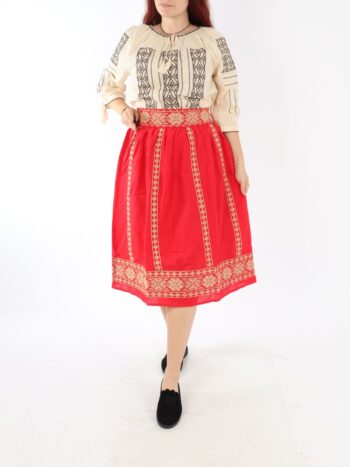 Setul contine ie si fusta traditionala cu broderie.