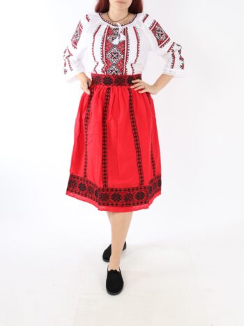 Setul contine ie si fusta traditionala cu broderie.