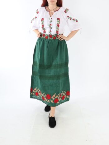 Setul contine ie si fusta traditionala cu broderie.