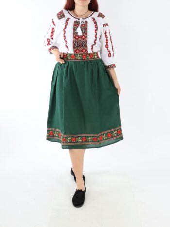 Setul contine ie si fusta traditionala cu broderie.