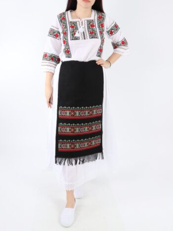 Setul contine ie, fusta si fota traditionala cu broderie.