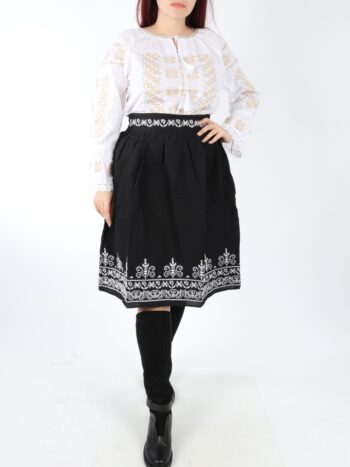 Setul contine ie si fusta traditionala cu broderie.