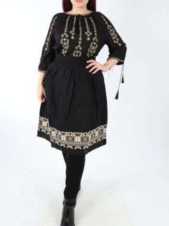 Setul contine ie si fusta traditionala cu broderie.