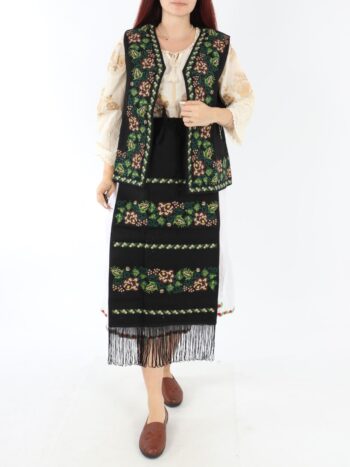 Setul contine vesta si fota traditionala cu broderie.