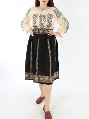 Setul contine ie si fusta traditionala cu broderie.