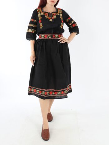 Setul contine ie si fusta traditionala cu broderie.