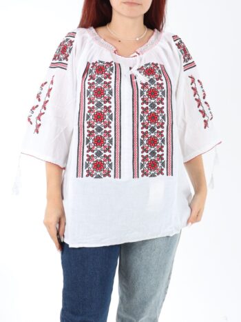 Ie traditionala dama cu maneca trei-sferturi, brodata pe panza alba de bumbac.
