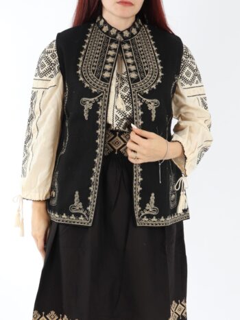 Vesta traditionala cu broderie motive colorate.