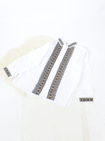 Camasa traditionala barbateasca cu broderie colorata si guler cu inchidere prin siret.