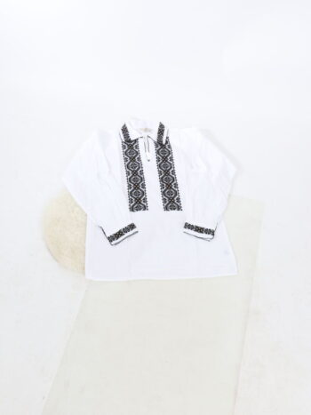 Camasa traditionala barbateasca cu broderie colorata si guler cu inchidere prin siret.