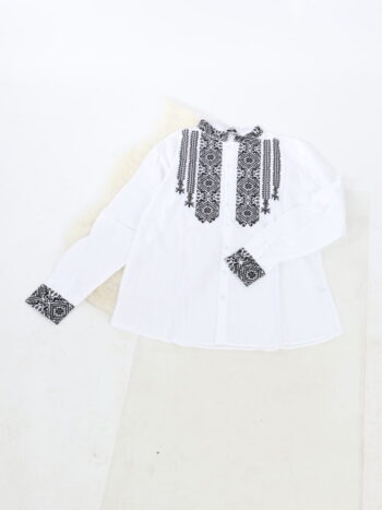 Camasa traditionala barbateasca cu broderie colorata si guler cu inchidere prin siret.