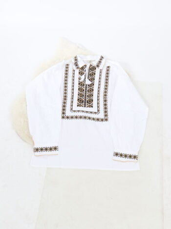 Camasa traditionala barbateasca cu broderie colorata si guler cu inchidere prin siret.