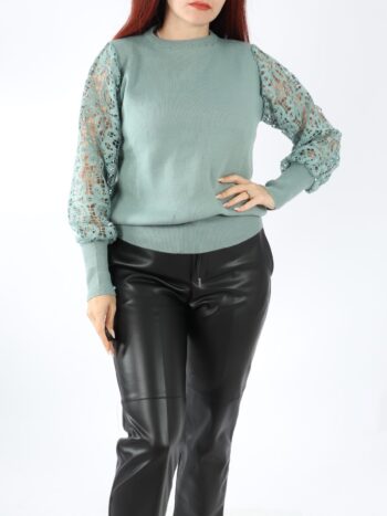 Pulover dama cu maneci din dantela.