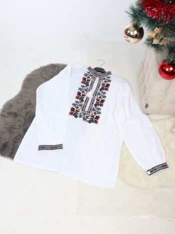 Camasa traditionala barbateasca cu broderie colorata si guler cu inchidere prin siret.