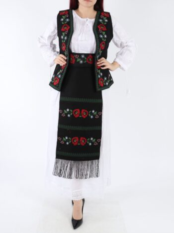 Setul contine vesta, ie, fusta si fota traditionala cu broderie.