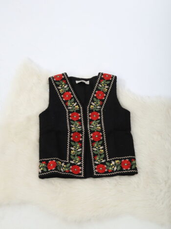 Vesta traditionala pentru copii cu broderie.