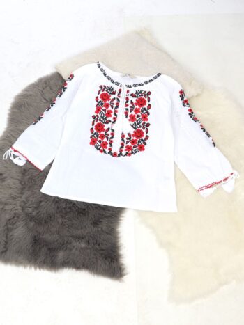 Ie traditionala fete cu ciucuri si broderie colorata.