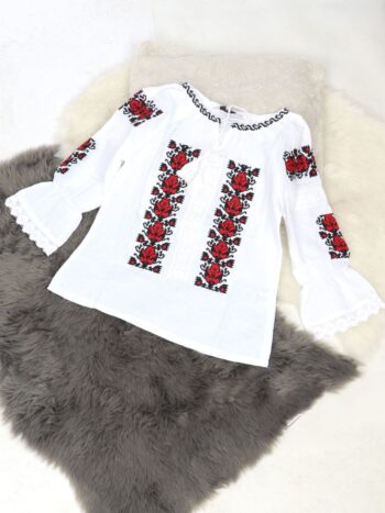 Ie traditionala fete cu ciucuri si broderie colorata.