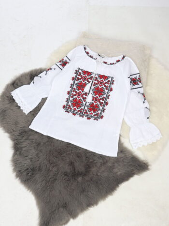 Ie traditionala fete cu ciucuri si broderie colorata.