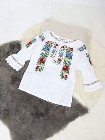 Ie traditionala fete cu ciucuri si broderie colorata.