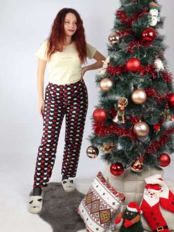 Pantaloni pufosi cu elastic in talie si print inimioare. 